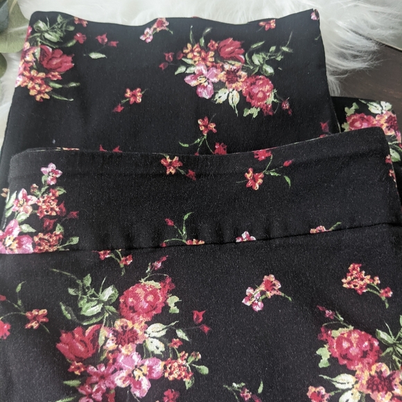 AVENUE SZ 18 BLACK FLORAL STRETCH WAIST CAPRIS - Picture 2 of 5